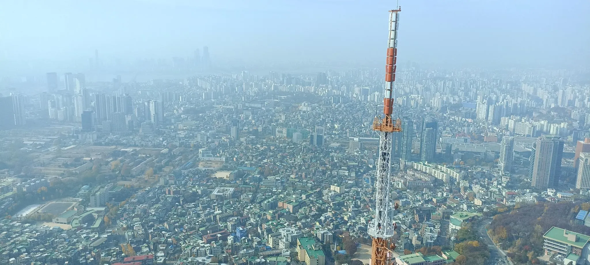 Picture of the view o1f west Seoul from the top of the N. Seoul Tower