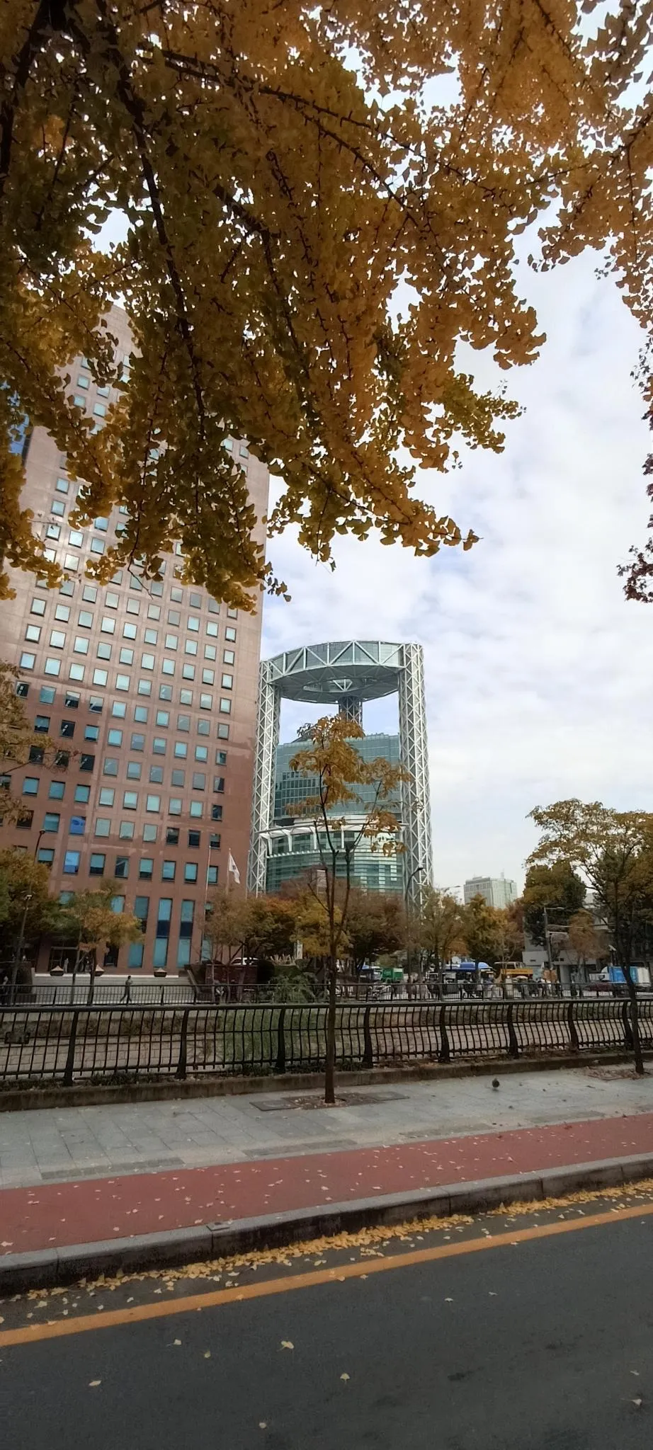 Picture of buildings near the intersection of Namdaemun-ro and Cheonggyecheon-ro
