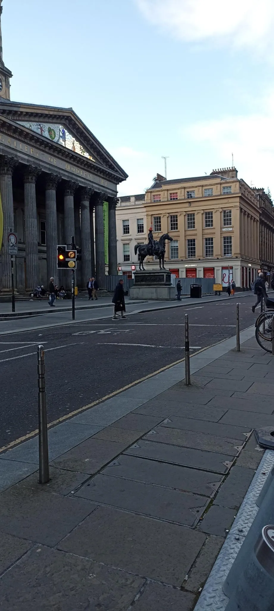 Picture of the statue in George Square
