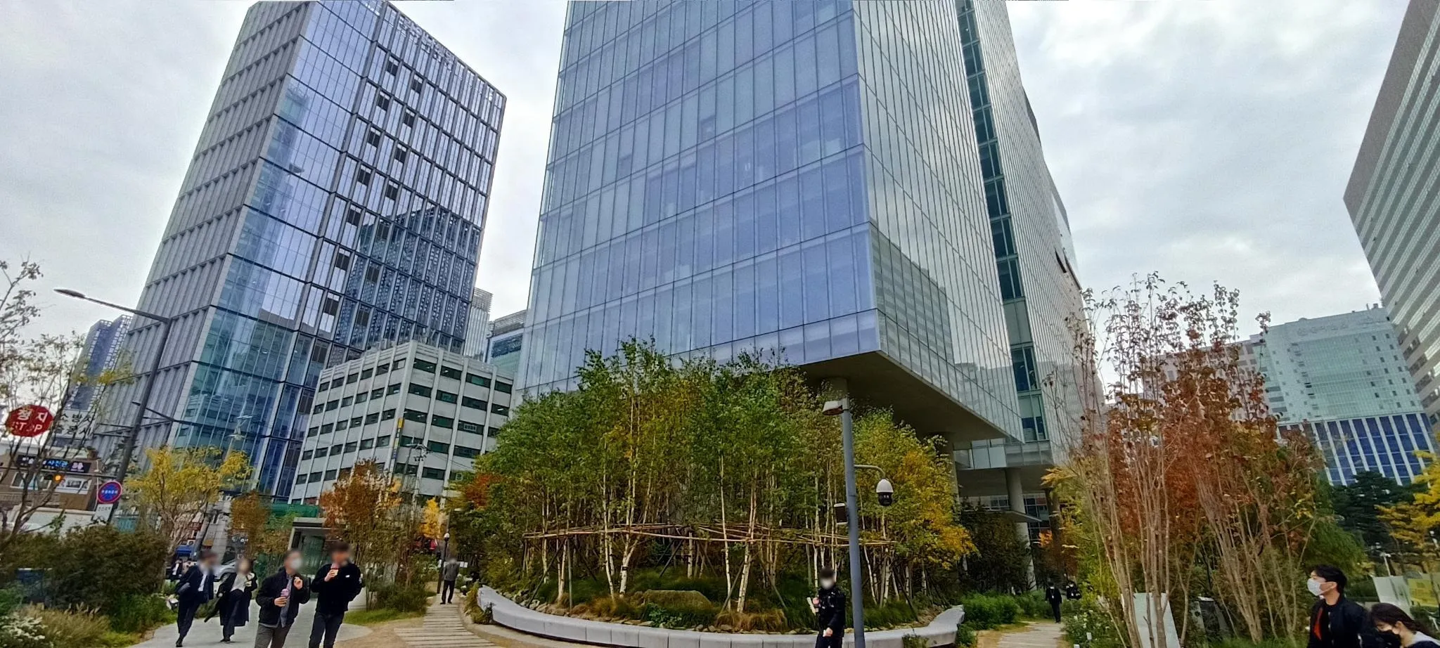 Picture of the park at the roundabout between Jong-ro 1-gil and Sambong-ro