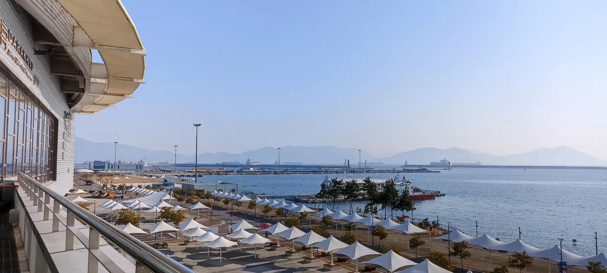 Picture of the view from the terrace of the Darakhyu hotel in Yeosu