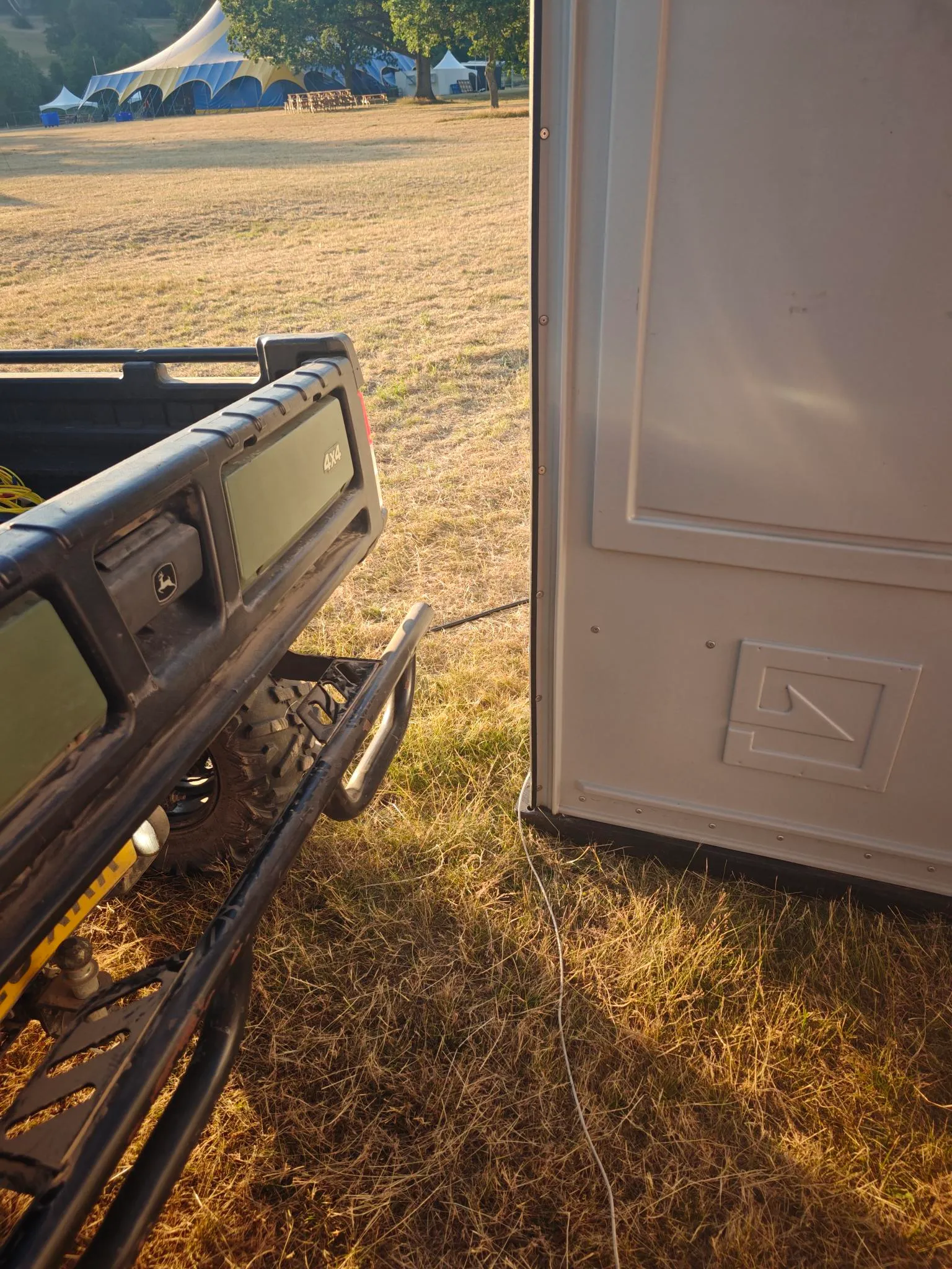 picture of the rear bumper of a gator and the side of a datenklo. there are about 10-15cm of space between both.