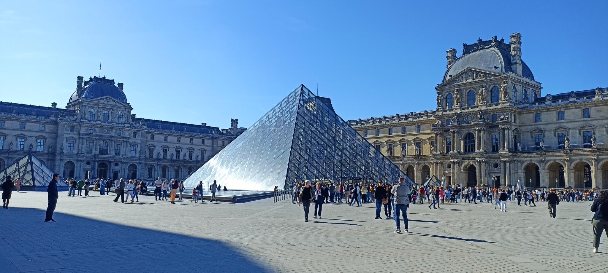 Picture of the Louvre Pyramid