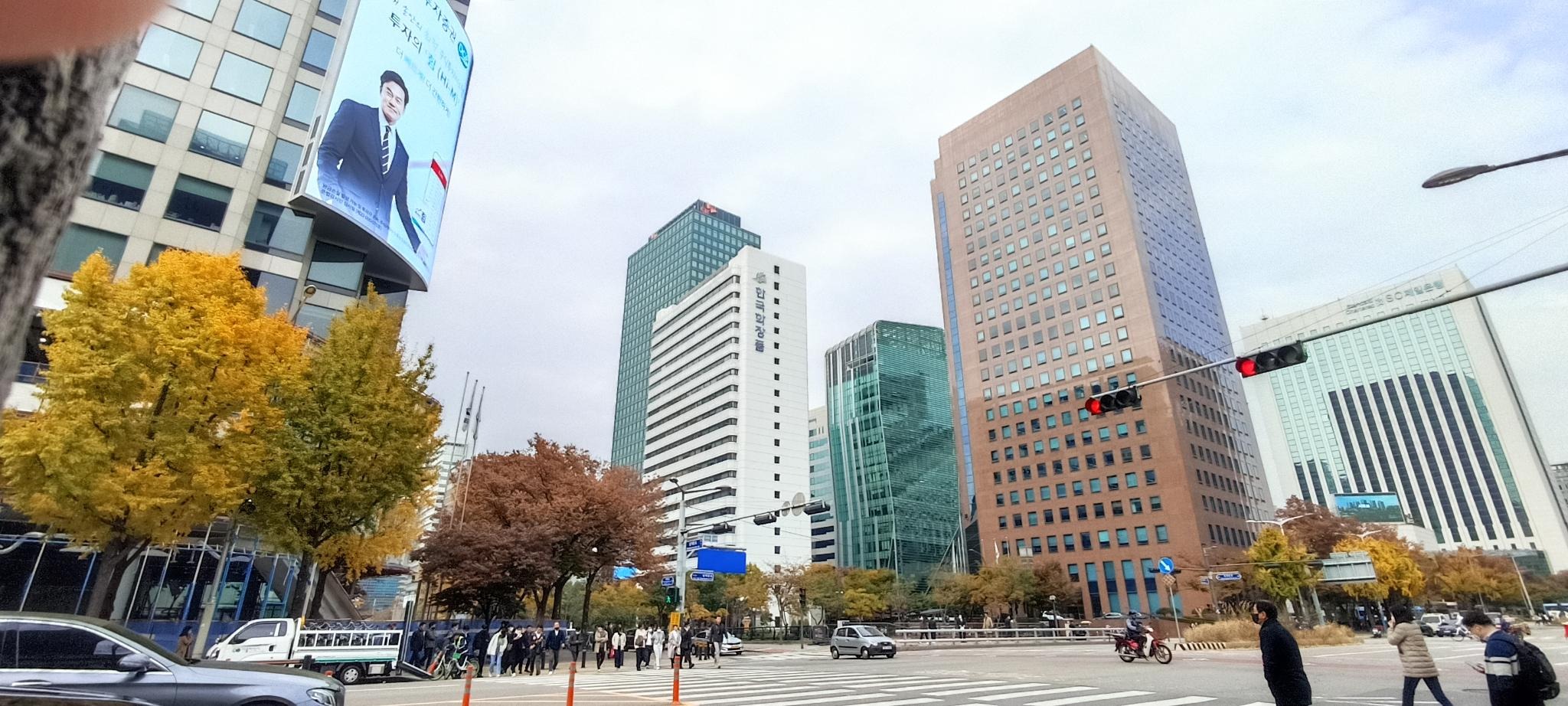 Picture of buildings near the intersection of Namdaemun-ro and Cheonggyecheon-ro.