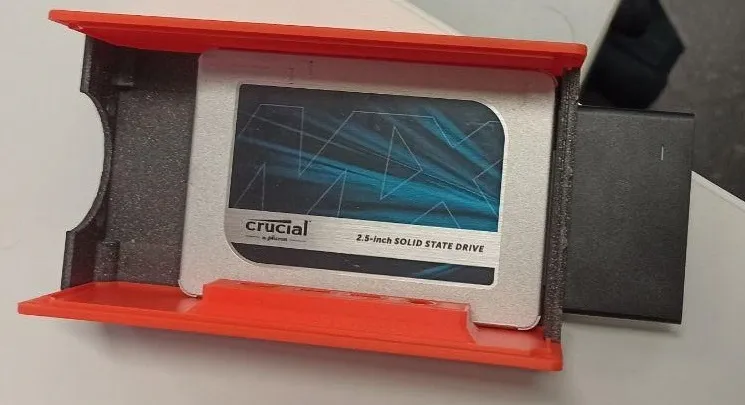The base casing with the SSD
